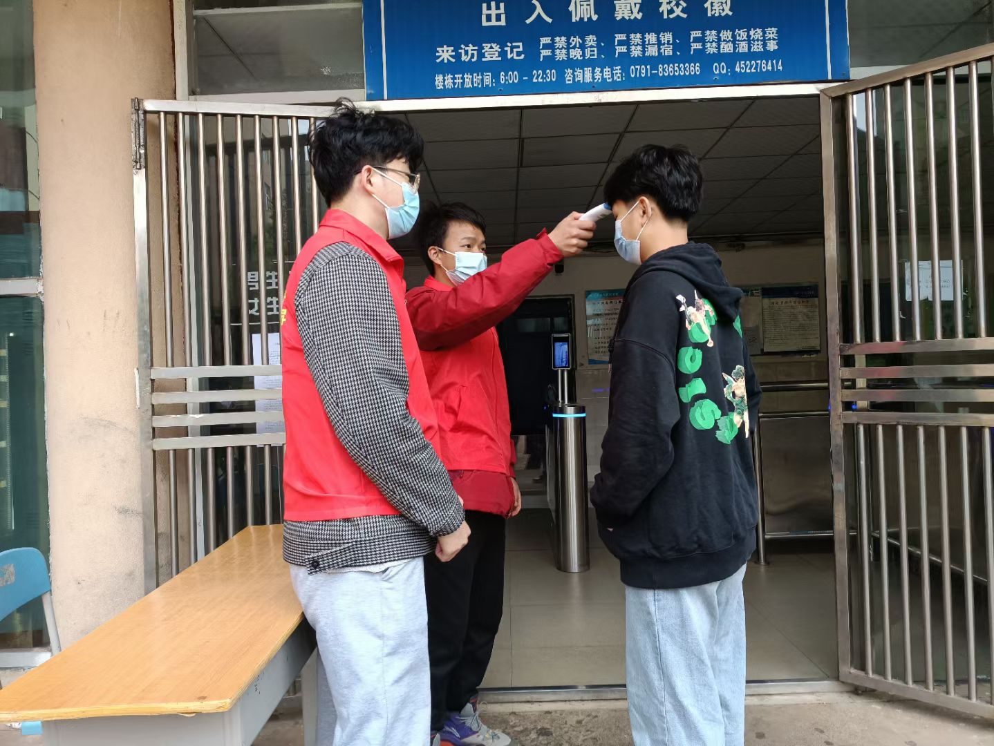 份，回到学校，继续疫情防控志愿者