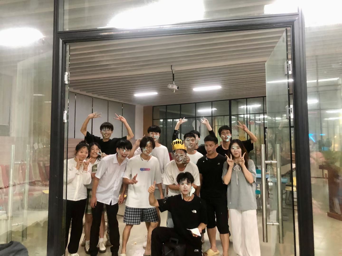 一群好兄弟姐妹给我过生日，演绎着不同的故事。…