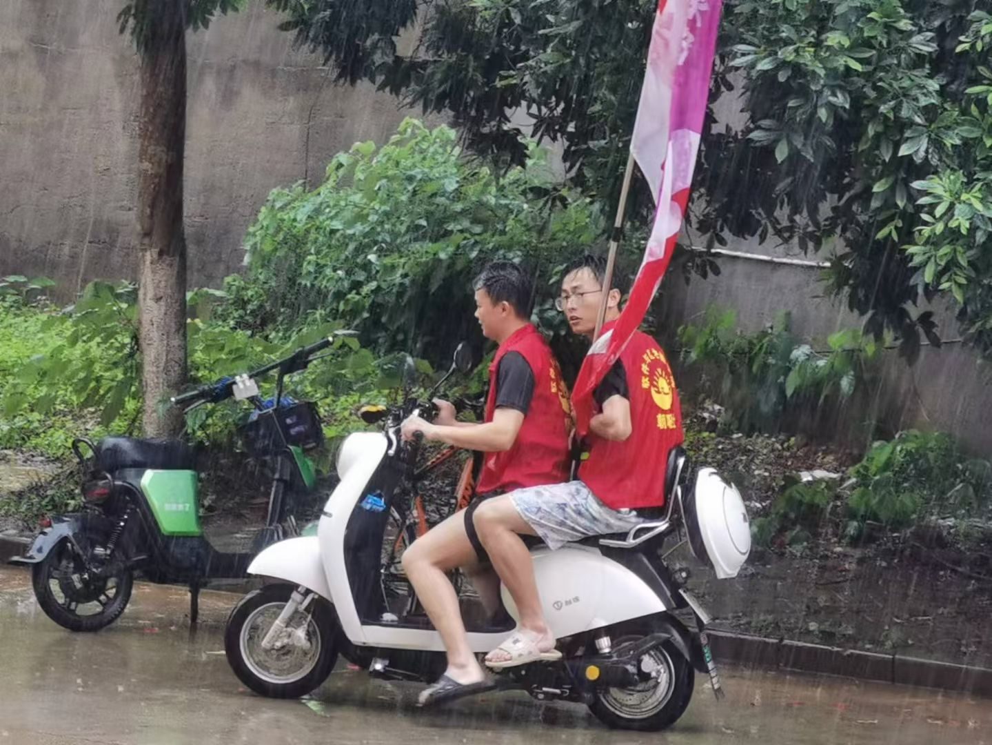 参加志愿活动，第一次淋成落汤鸡