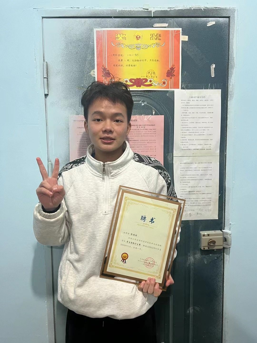 我作为学生会执行主席，与聘书合影留念