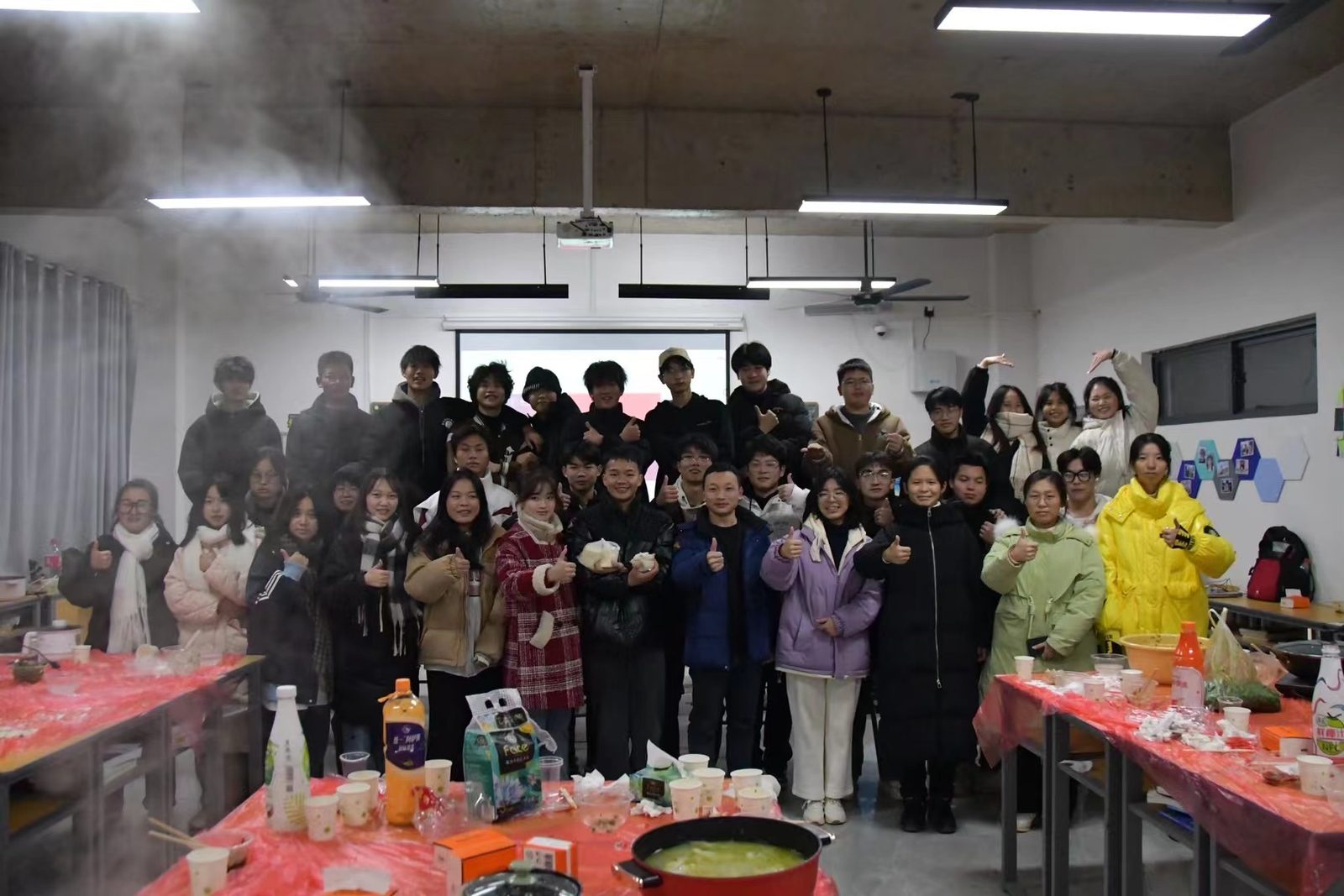 和校友服务社的老师、学生一起包饺子，过冬至2