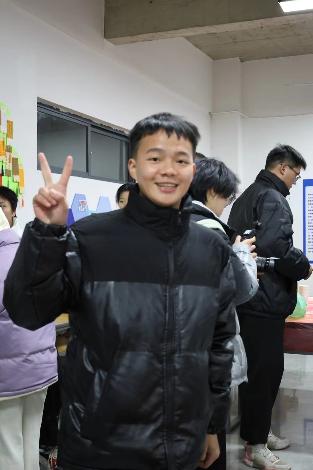 和校友服务社的老师、学生一起包饺子，过冬至