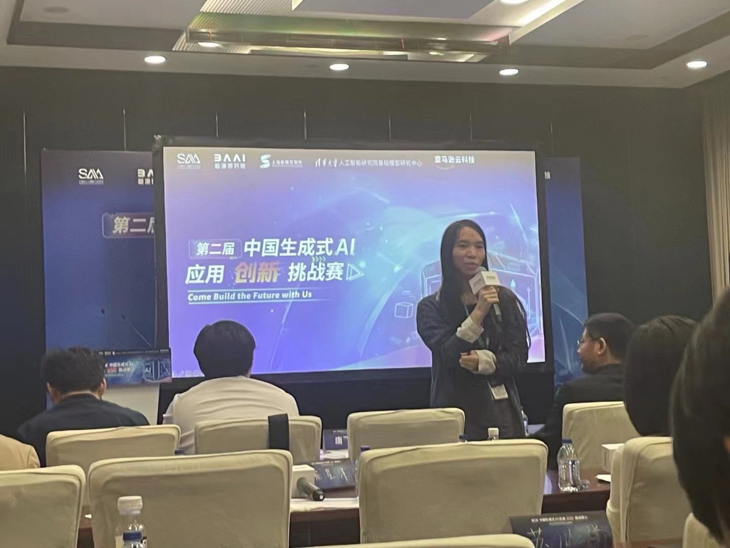 第一次离 Kimi 的核心负责人那么近