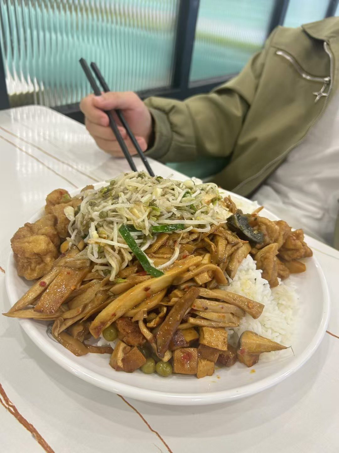我的饭桶室友正在长身体