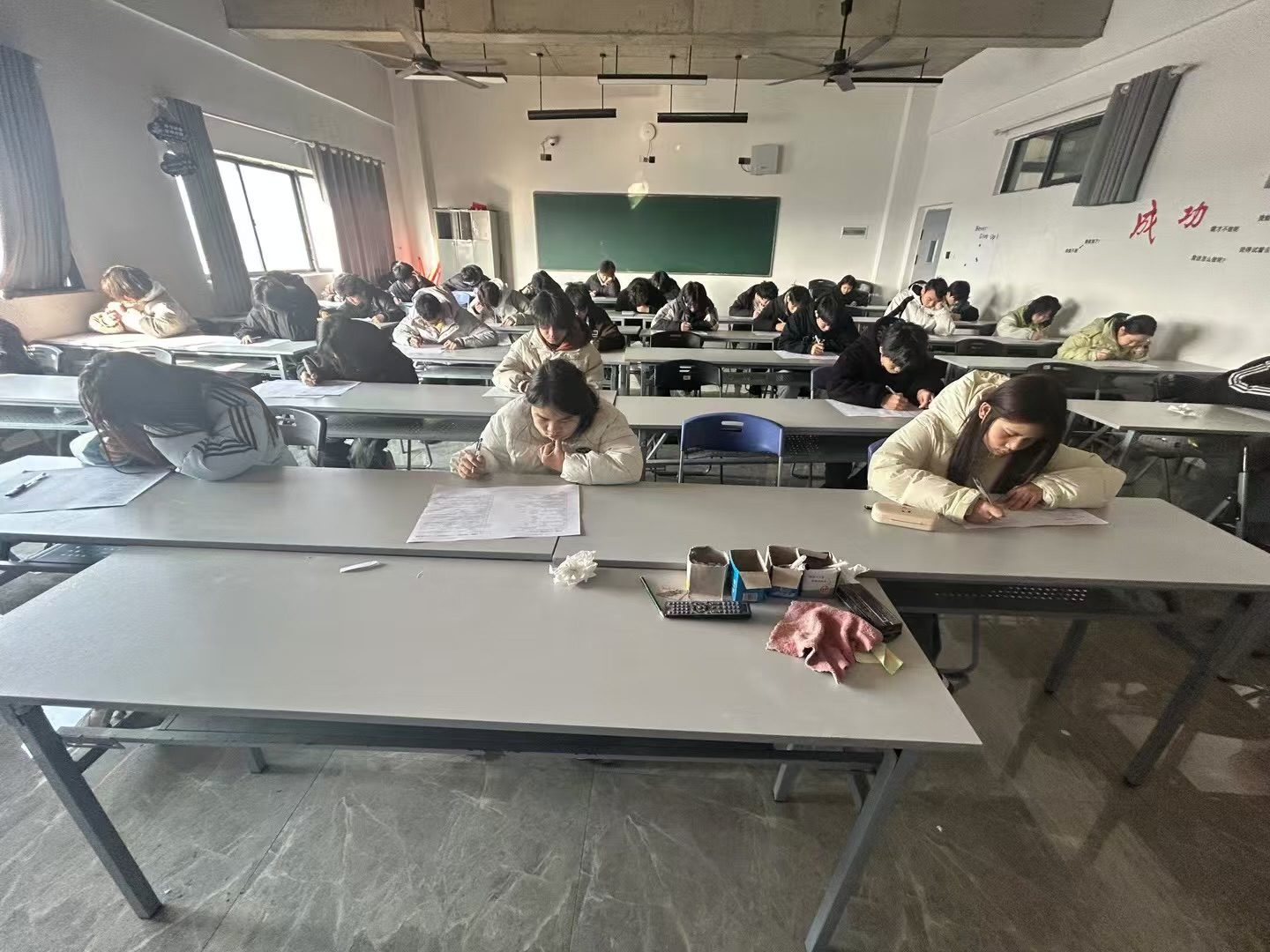 第一次当监考老师，监考学生考试
