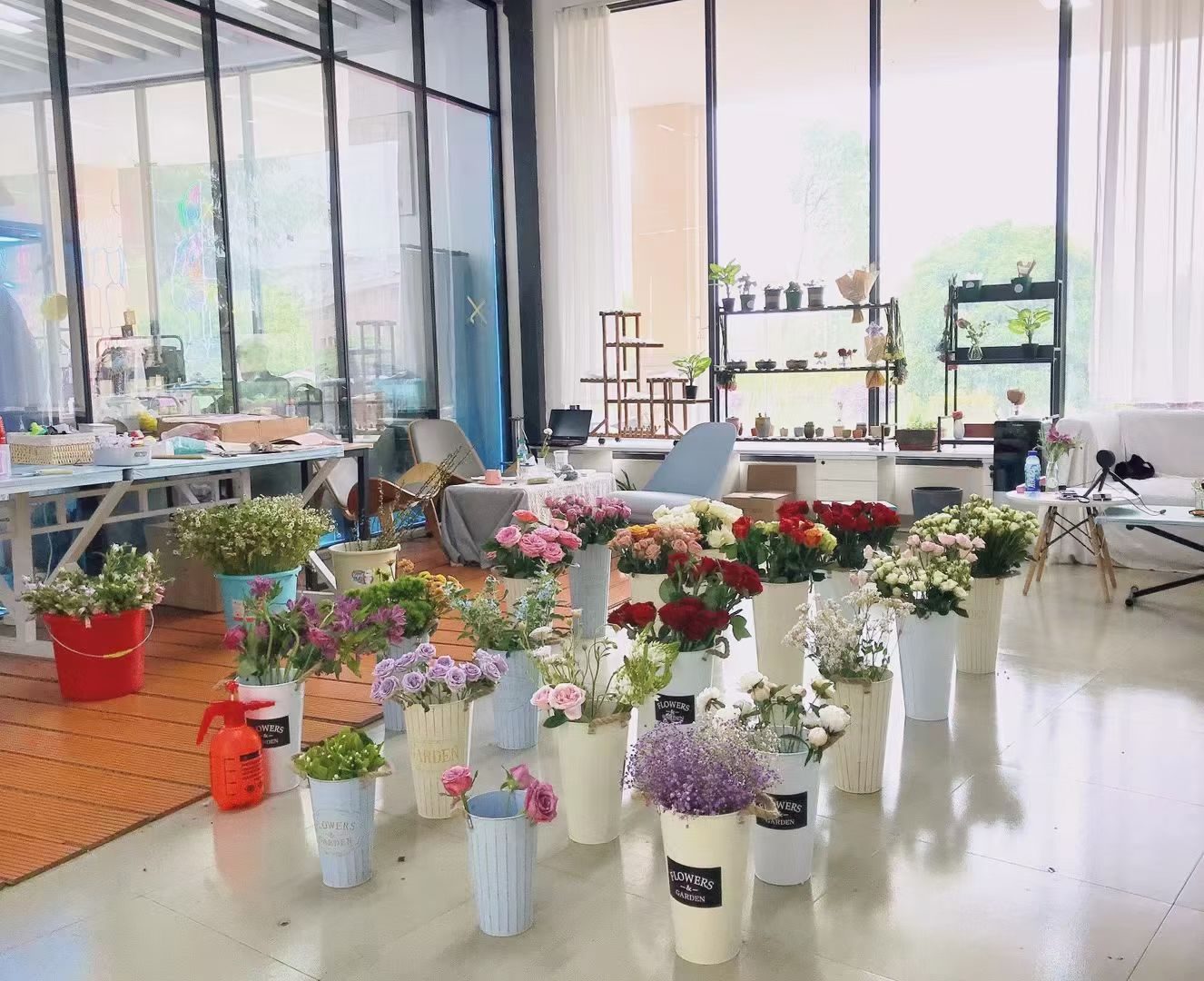 在学校第一次创业，和几个好兄弟开了一家花店，…
